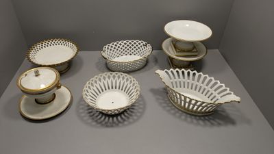 de nombreux bols et assiettes de toutes sortes exposés sur une table