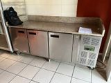 un comptoir en acier inoxydable sur lequel est posé un sac