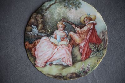 une image d'une assiette avec une peinture dessus
