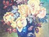 tableau représentant des roses jaunes dans un vase bleu posé sur une table