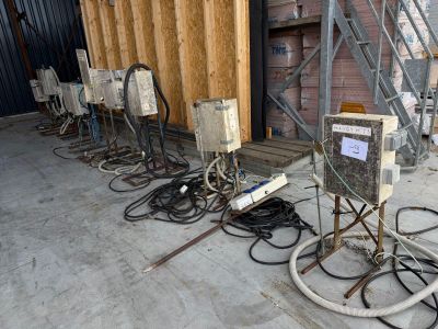 de nombreux équipements électriques qui se trouvent au sol