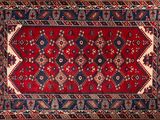 un tapis rouge et bleu orné d'un motif en forme de diamant