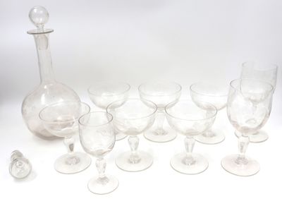 beaucoup de verres à vin et une carafe sur la table