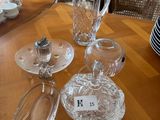 de nombreux objets en verre posés sur une table en bois