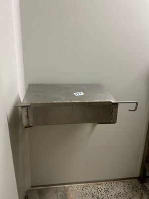 un lavabo en métal dans un coin d'une petite salle de bains