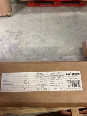 un carton muni d'une étiquette, posé sur une palette