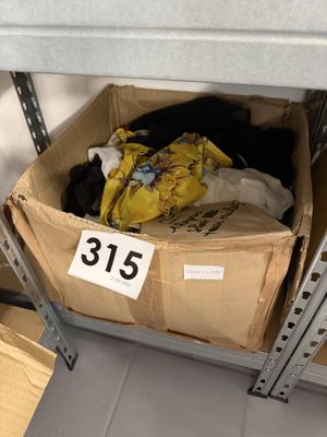 une boîte de vêtements posée sur une étagère dans un magasin