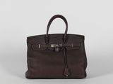 un sac à main en cuir marron sur fond blanc
