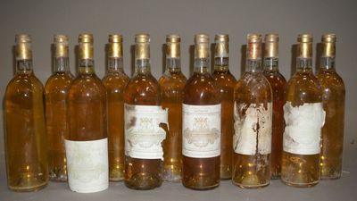 plusieurs bouteilles de vin sont alignées sur une table