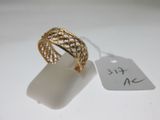 gros plan d'une bague sur une surface blanche avec une étiquette de prix
