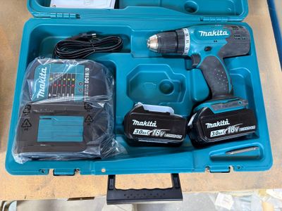 une caisse à outils bleue avec des outils sur une table