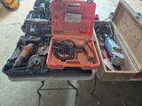 une table avec des outils dans un garage