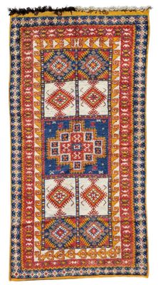 un tapis coloré aux motifs géométriques sur fond blanc