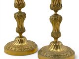 paire de chandeliers anciens en laiton sur fond blanc