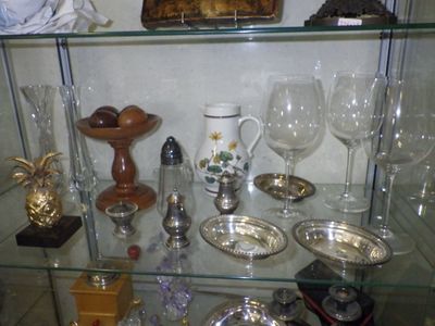 une vitrine en verre contenant de nombreux objets en verre