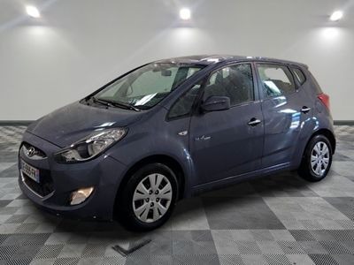 la photo d'une voiture bleue garée dans un garage