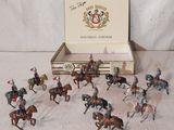 de nombreuses figurines représentant des hommes à cheval, dans une boîte