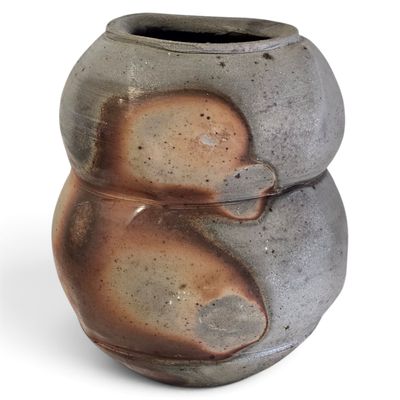 un vase gris orné d'un motif marron et noir