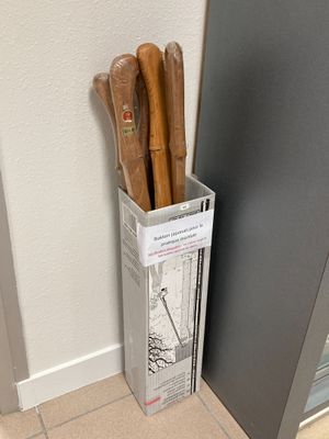 une boîte contenant tout un tas d'ustensiles en bois