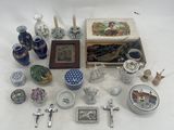 un grand nombre d'objets posés sur une table