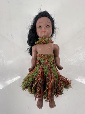une image représentant une poupée représentant une femme vêtue d'une jupe en paille