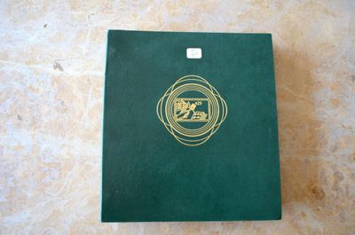 Un album de timbres de divers pays, la plupart oblitérés