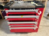 une boîte à outils rouge contenant de nombreux outils