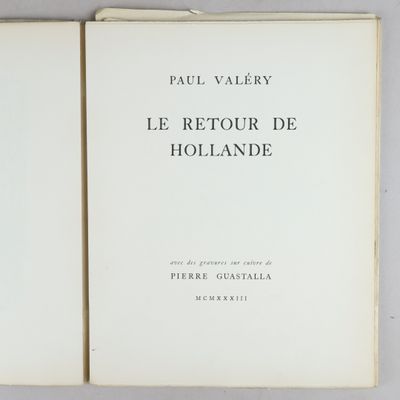 deux livres posés l'un à côté de l'autre sur une table