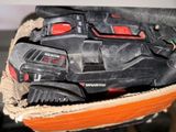 un gros plan sur une paire de chaussures dans une boîte à chaussures