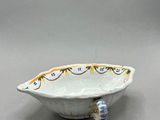 un petit bol blanc orné d'une perle bleue