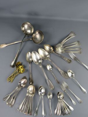 un ensemble de cuillères en argent et de cuillères-cuillères disposées en cercle