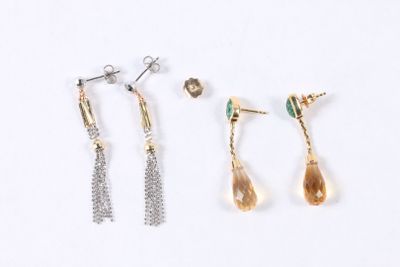 trois paires de boucles d'oreilles et une paire de boucles d'oreilles sur fond blanc