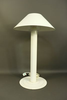 une photo d'une lampe de table blanche équipée d'une télécommande