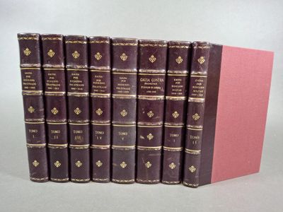 les livres sont alignés sur une surface blanche