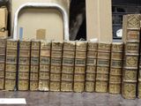 de nombreuses piles de livres empilées les unes sur les autres