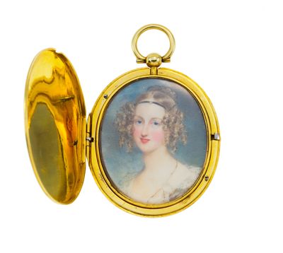 une petite image représentant une femme portant une boucle d'oreille en or