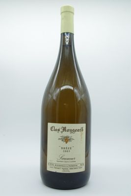 une bouteille de vin posée sur une table
