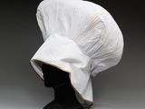 un gros plan d'un chapeau blanc sur une tête de mannequin