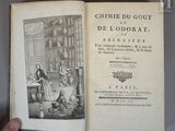 un livre ouvert sur lequel figure l'image d'un homme et d'une femme dans une cuisine