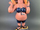 figurine représentant une femme en bikini, portant un chapeau et des lunettes de soleil