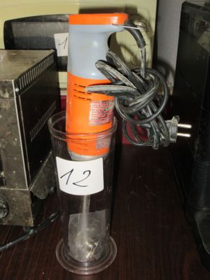 une photo d'un verre contenant un cordon, posé sur un bureau