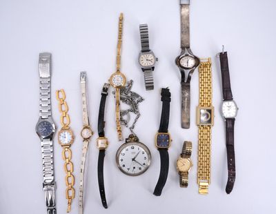 de nombreux modèles de montres exposés sur un fond blanc