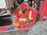 un gros plan d'un tracteur rouge avec des câbles fixés à l'avant