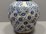 un vase bleu et blanc posé sur une table