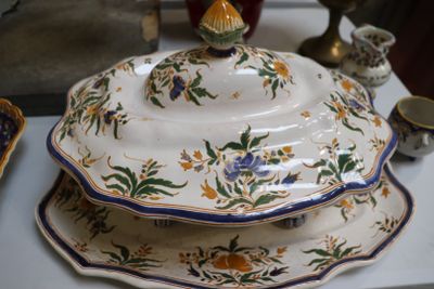 une table blanche sur laquelle sont disposés des assiettes et des bols ornés de fleurs