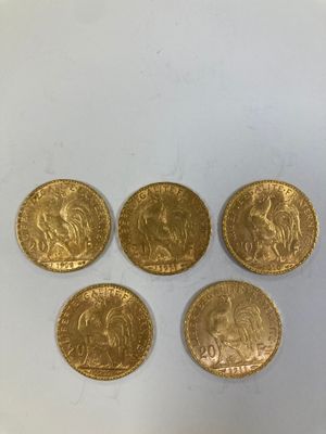 quatre souverains d'or, dont l'un représente un lion et l'autre un lion
