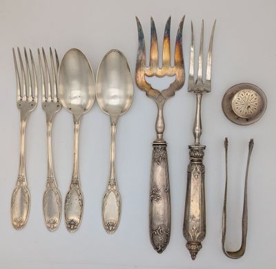 beaucoup de cuillères et de fourchettes en argent sur la table