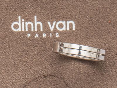 une photo d'une bague posée sur une serviette
