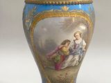 un vase bleu et or orné d'une peinture