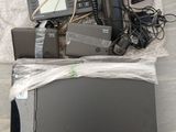 un tas d'appareils électroniques posés sur une table